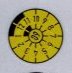 Die Fälligkeit der Hauptuntersuchung zeigt die Plakette am hinteren Kennzeichen. Der Fälligkeitsmonat steht oben, das Jahr im Kreis in der Mitte. Nächste HU: 10/2009